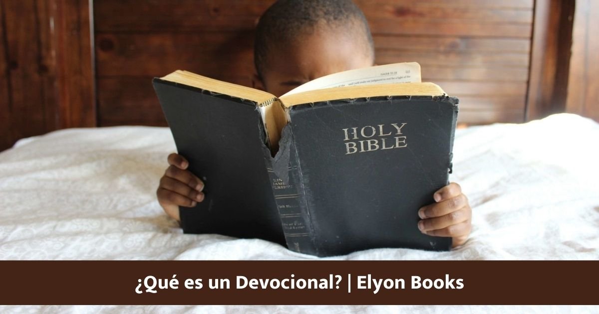 Niño haciendo un devocioanal con una Biblia